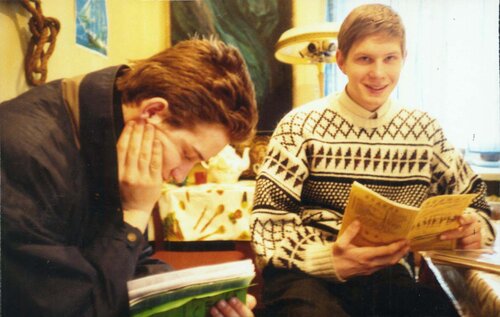 1997-03 Фролов Олег и Савицкий Володя за чтением ''Модульпресс''